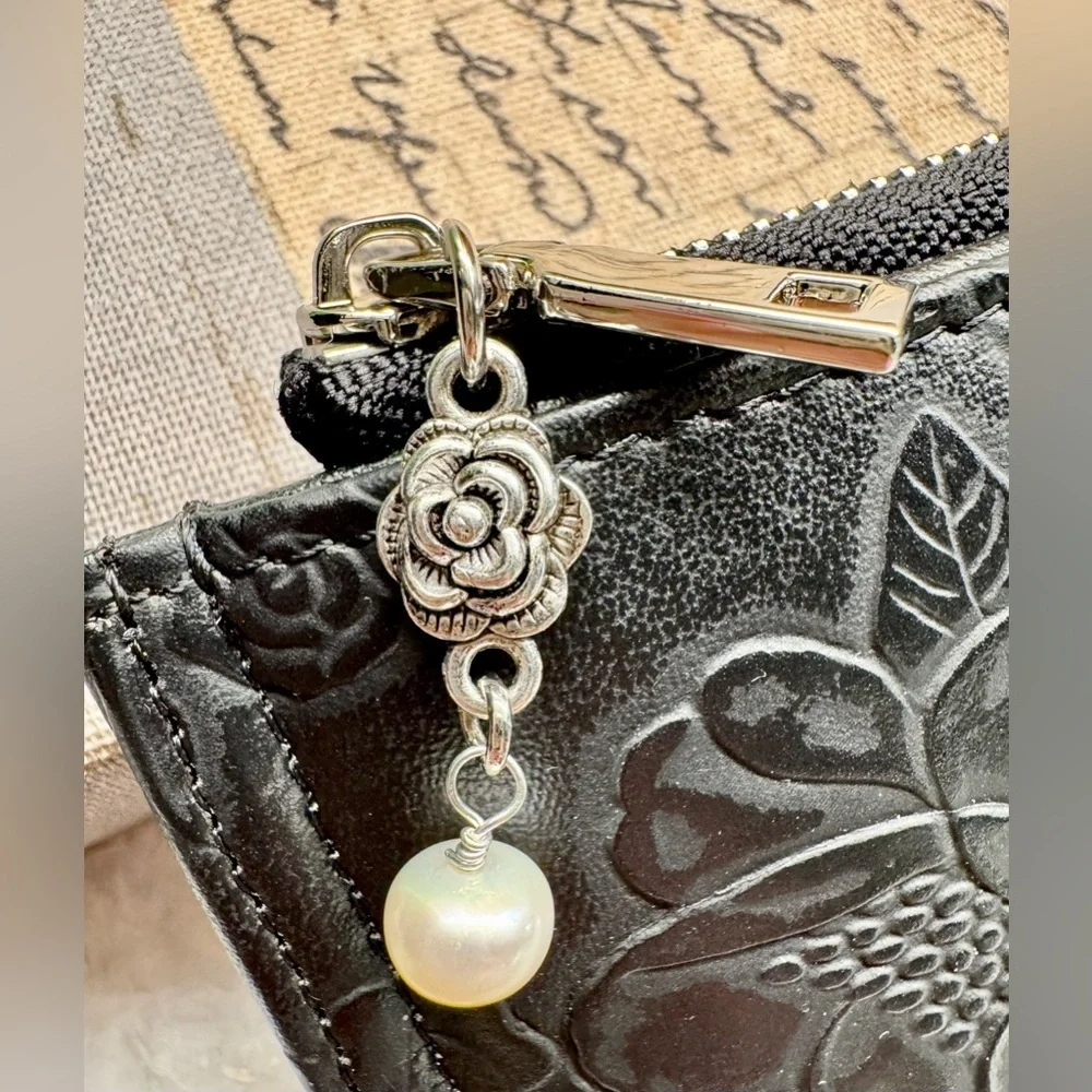 New Women’s Black Tooled Faux Leather Roses Multi Slot Zip Card Holder Wallet - Picture 2 of 8